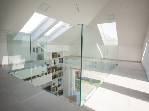 Elegancja i przestrzeń: jak szklane balustrady odmieniają antresole